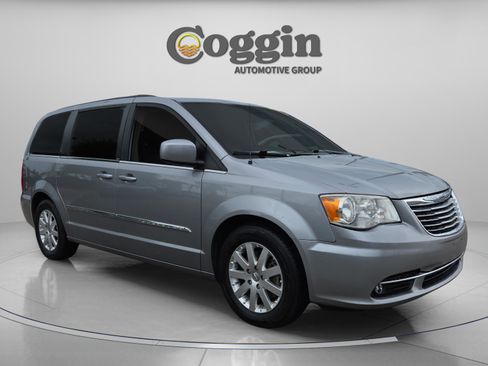 Used 2013 Chrysler Town & Country Touring FWD image 7