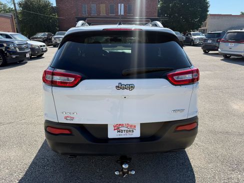 Used 2018 Jeep Cherokee Latitude AWD/4WD image 6