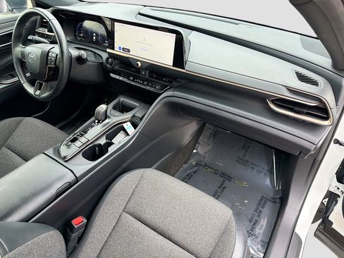 Used 2023 Toyota Crown Limited image 12