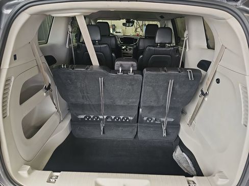 Used 2023 Chrysler Pacifica Touring-L FWD image 12