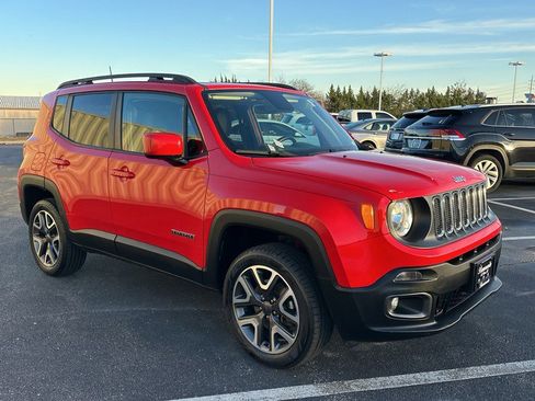 Used 2018 Jeep Renegade Latitude w/ Cold Weather Group image 3