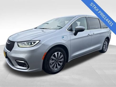 Used 2023 Chrysler Pacifica Touring-L image 3
