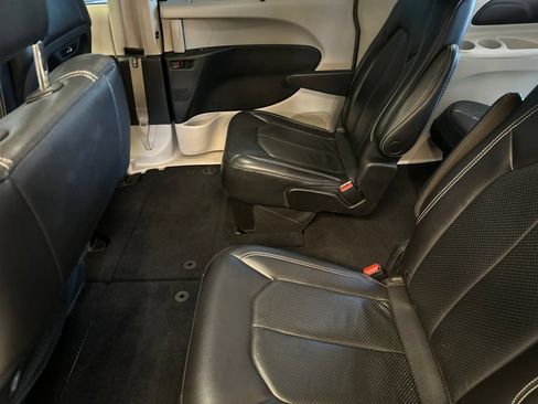 Used 2022 Chrysler Pacifica Touring-L FWD image 20