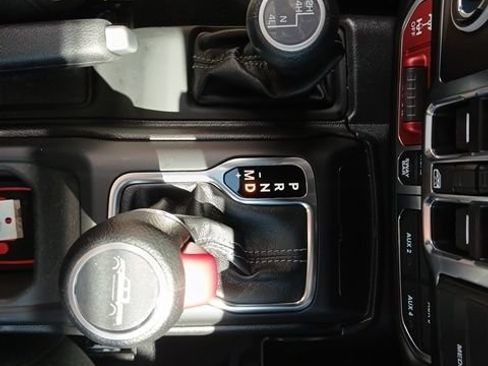 Used 2025 Jeep Gladiator Rubicon AWD/4WD image 40