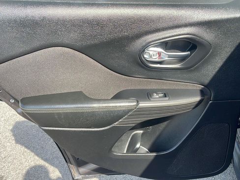 Used 2017 Jeep Cherokee Sport FWD image 31