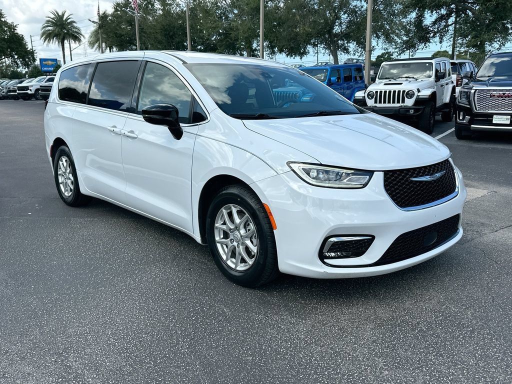 Used 2025 Chrysler Pacifica Select FWD image 3