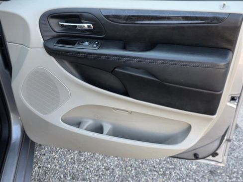 Used 2019 Dodge Grand Caravan SE w/ UConnect Hands-Free Group image 27