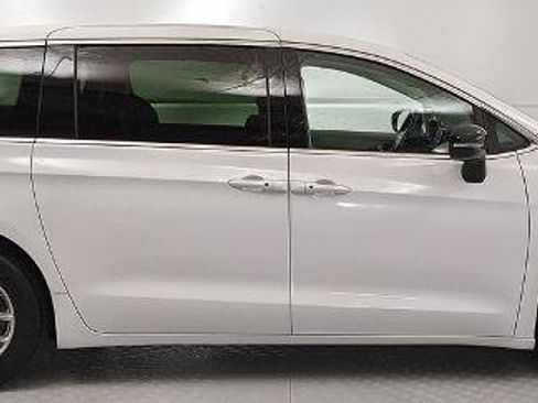 Used 2024 Chrysler Pacifica Touring-L FWD image 2