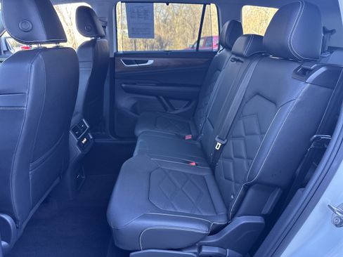 Used 2025 Volkswagen Atlas SE image 9