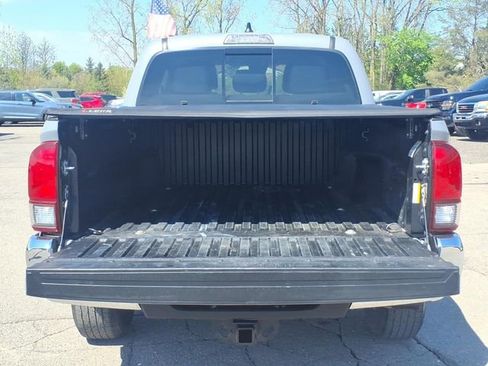 Used 2021 Toyota Tacoma SR5 AWD/4WD image 7