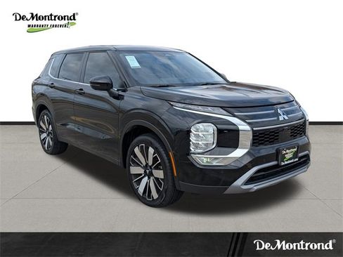 Used 2025 Mitsubishi Outlander SE image 3