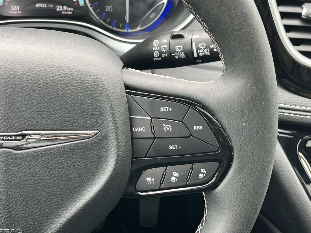 Used 2025 Chrysler Pacifica Limited FWD image 16