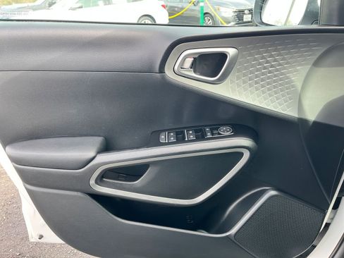 Used 2025 Kia Soul LX w/ LX Technology Package image 18