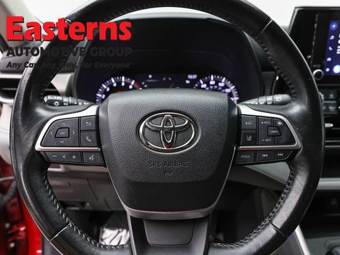 Used 2023 Toyota Highlander LE AWD/4WD image 10