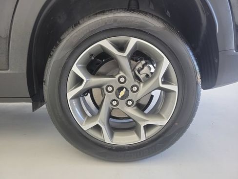 Used 2025 Chevrolet Trax LT w/ LT Convenience Package FWD image 12