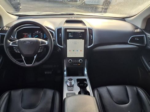 Used 2021 Ford Edge Titanium image 3