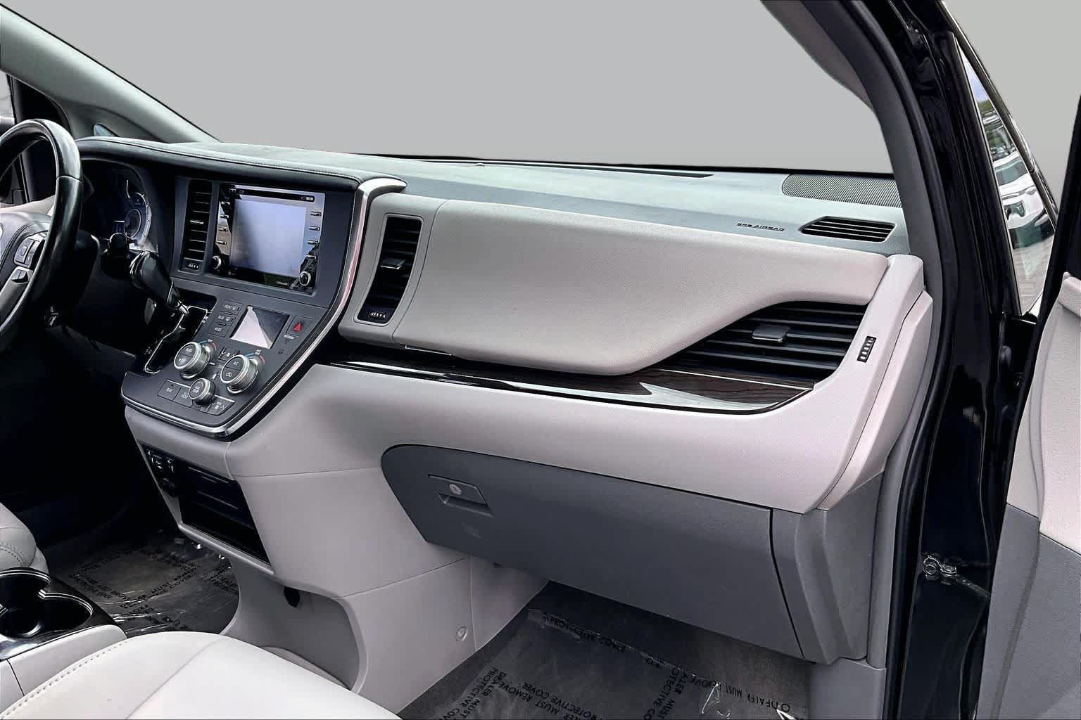 Used 2018 Toyota Sienna XLE w/ XLE Navigation Package FWD image 16