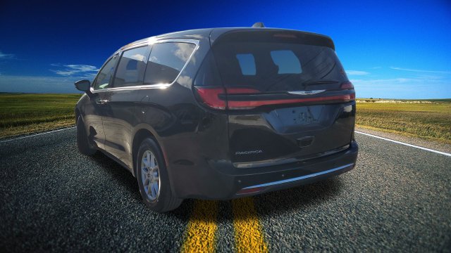Used 2024 Chrysler Pacifica Touring-L FWD image 28