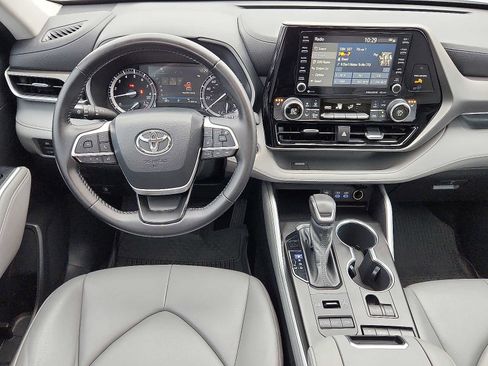Used 2022 Toyota Highlander XLE image 11
