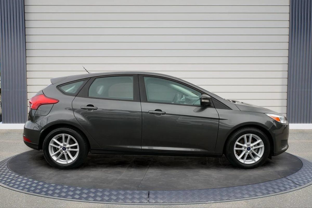 Used 2018 Ford Focus SE w/ Cold Weather Package FWD image 8