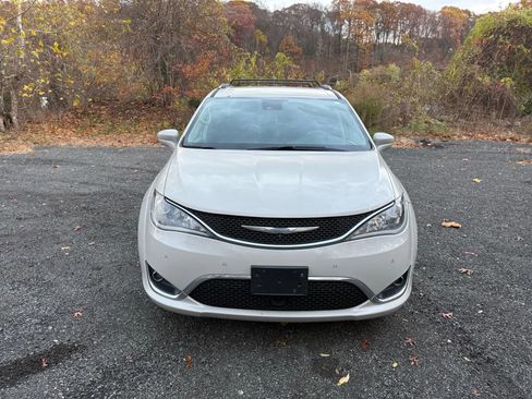 Used 2017 Chrysler Pacifica Touring-L Plus image 2