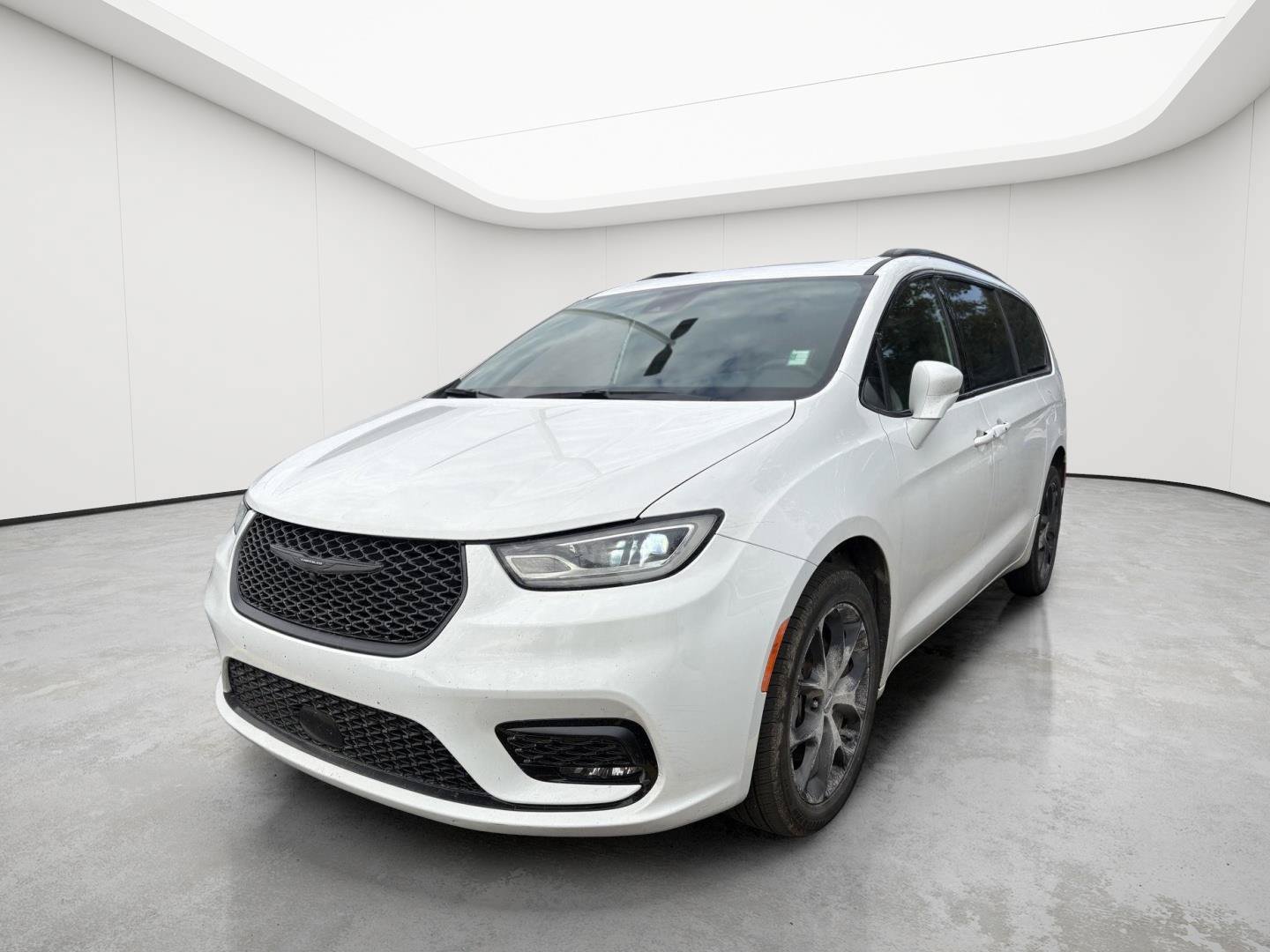 Used 2021 Chrysler Pacifica Limited w/ Uconnect Theater Family Group AWD/4WD image 3