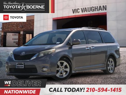 Used 2013 Toyota Sienna SE FWD image 1