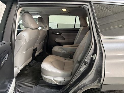 Used 2023 Toyota Highlander XLE image 8