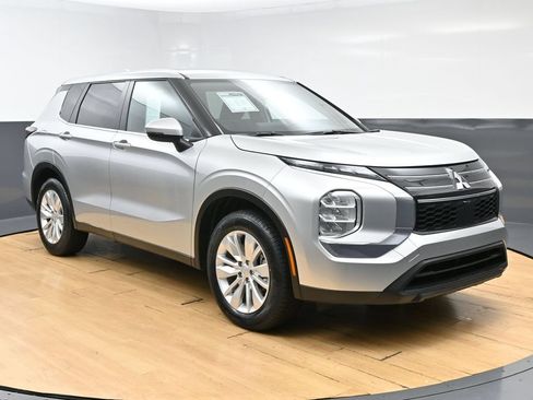 Used 2025 Mitsubishi Outlander ES FWD image 2