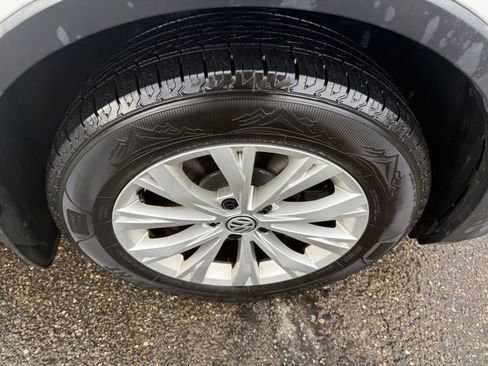 Used 2018 Volkswagen Tiguan SE w/ Panoramic Sunroof Package image 16