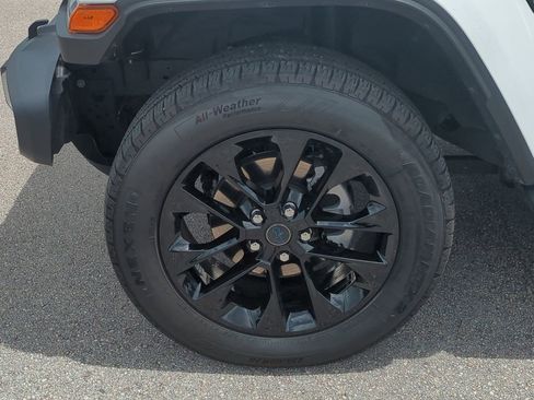 Used 2025 Jeep Wrangler Unlimited Sahara AWD/4WD image 12