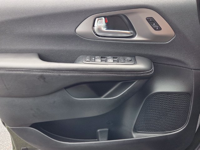 New 2027 Chrysler Pacifica Select FWD image 22