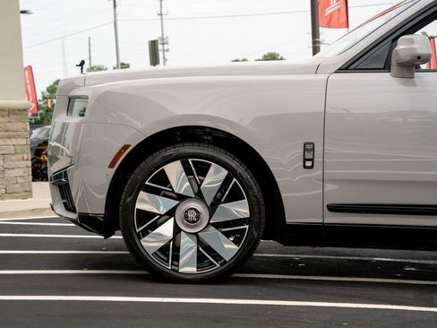 Used 2025 Rolls-Royce Cullinan AWD/4WD image 20