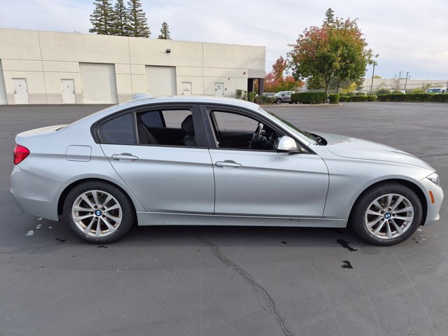 Used 2017 BMW 320i Sedan RWD image 4
