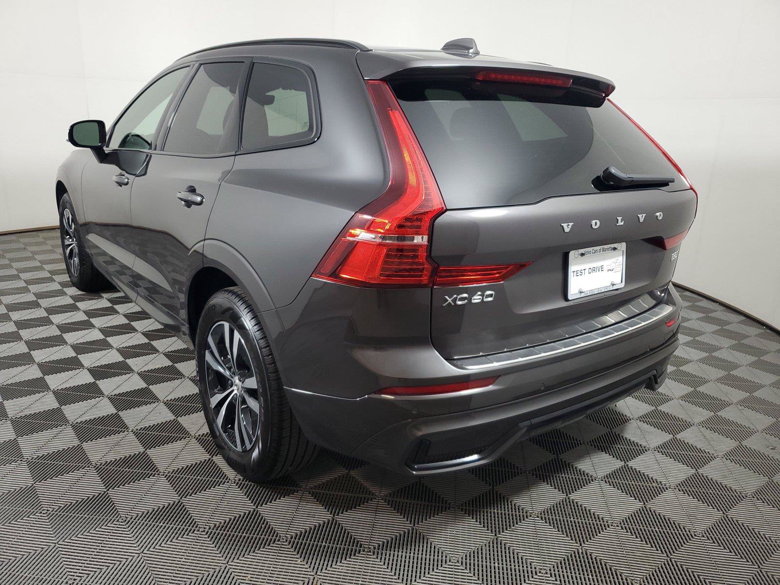 Used 2024 Volvo XC60 B5 Core w/ Protection Package Premier AWD/4WD image 4