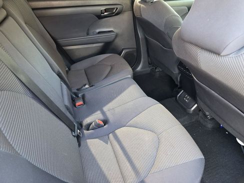 Used 2025 Toyota Highlander LE FWD image 15