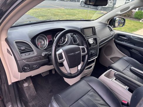 Used 2014 Chrysler Town & Country Touring FWD image 17