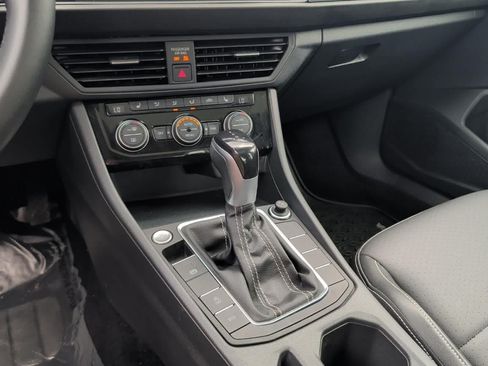 Used 2022 Volkswagen Jetta SE w/ Panoramic Sunroof Package FWD image 22