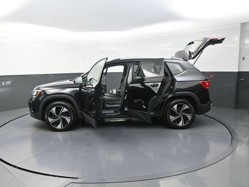 Used 2024 Volkswagen Taos SE AWD/4WD image 32