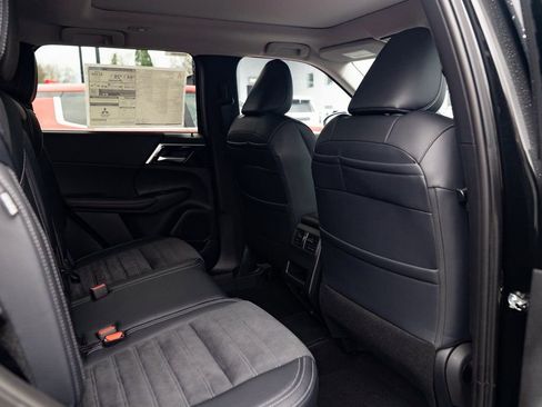 New 2025 Mitsubishi Outlander SE image 22