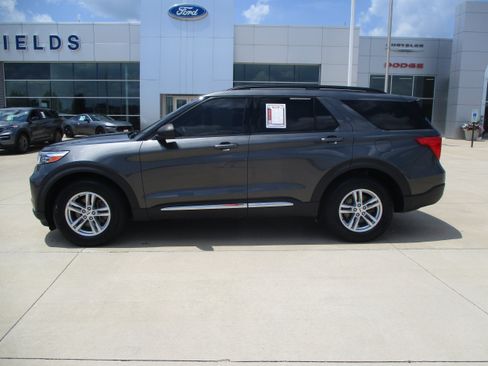 Used 2020 Ford Explorer XLT w/ Equipment Group 202A AWD/4WD image 2