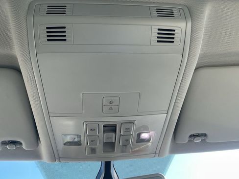 Used 2019 Volkswagen Tiguan SE image 17