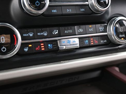 Used 2024 Ford Expedition Limited image 28
