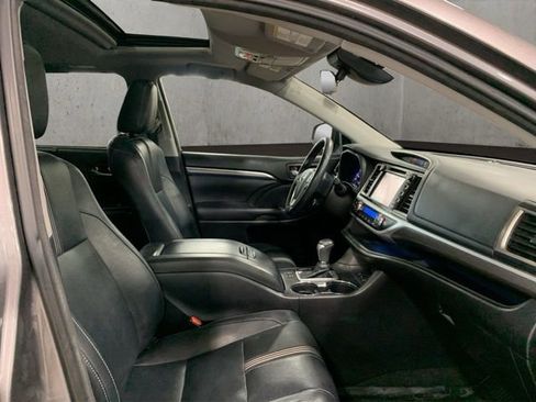 Used 2018 Toyota Highlander SE image 28