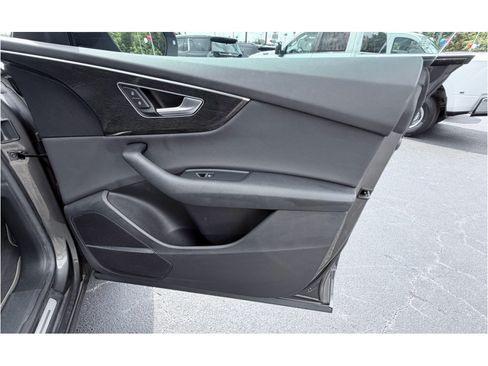 Used 2019 Audi Q8 Premium Plus w/ Premium Plus AWD/4WD image 30
