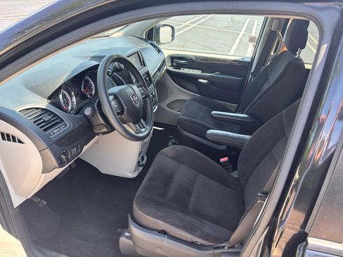 Used 2018 Dodge Grand Caravan SE w/ UConnect Hands-Free Group FWD image 13