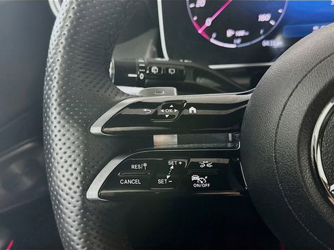 Used 2025 Mercedes-Benz GLC 300 4MATIC image 25