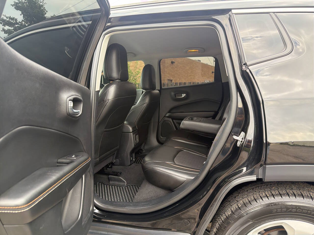 Used 2018 Jeep Compass Latitude w/ Cold Weather Group FWD image 22