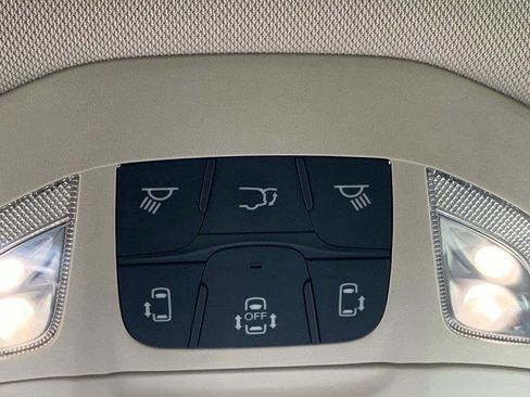 Used 2020 Chrysler Pacifica Touring-L w/ Advanced Safetytec Group FWD image 17