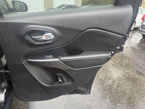 Used 2019 Jeep Cherokee Limited AWD/4WD image 43